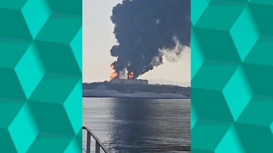 Una columna de humo se eleva desde las instalaciones de almacenamiento de petr&oacute;leo en el puerto de Salalah en Raysut.