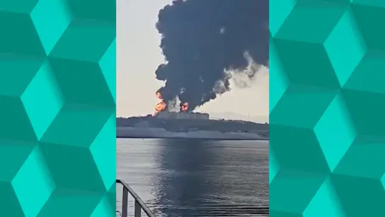 Una columna de humo se eleva desde las instalaciones de almacenamiento de petróleo en el puerto de Salalah en Raysut. Una columna de humo se eleva desde las instalaciones de almacenamiento de petróleo en el puerto de Salalah en Raysut.
