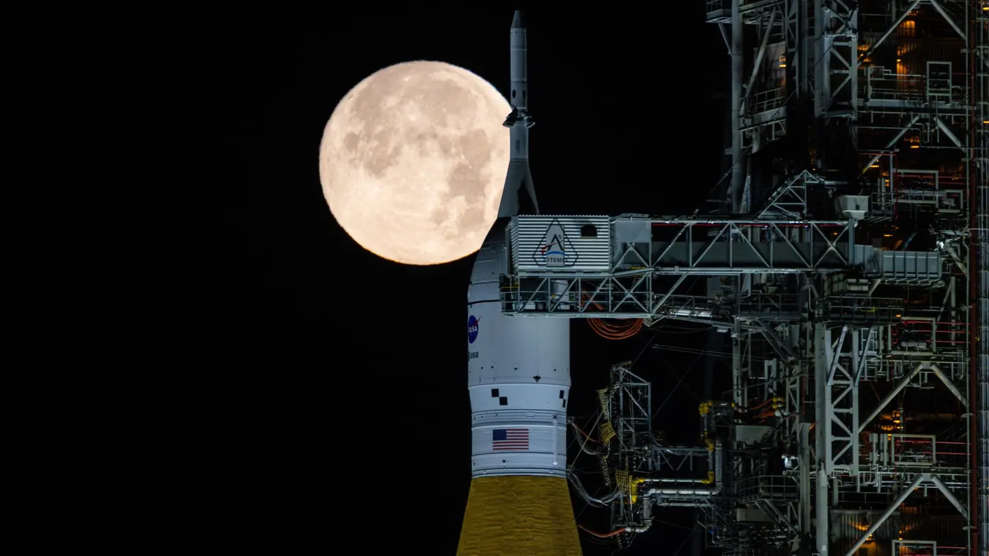 La Luna llena brillando sobre el SLS (Sistema de lanzamiento espacial) de la NASA y la nave espacial Orion. La Luna llena brillando sobre el SLS (Sistema de lanzamiento espacial) de la NASA y la nave espacial Orion.