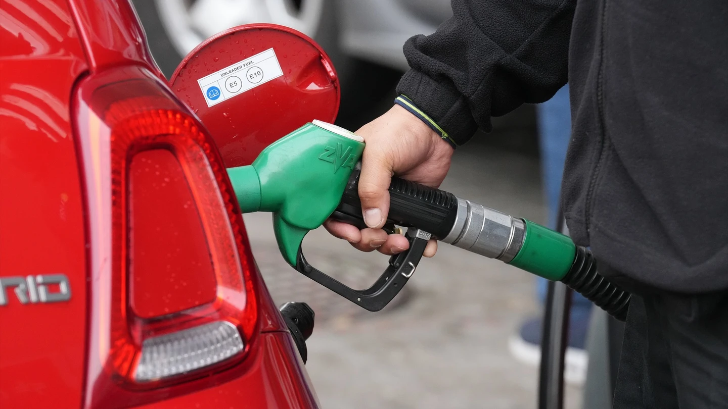 Una persona echa combustible, a 4 de marzo de 2026, en Barcelona, Catalunya (España). Una persona echa combustible, a 4 de marzo de 2026, en Barcelona, Catalunya (España).