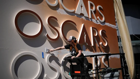 Un trabajador pinta un cartel durante los preparativos para la 98.ª edición de los Premios Óscar en Los Ángeles Un trabajador pinta un cartel durante los preparativos para la 98.ª edición de los Premios Óscar en Los Ángeles