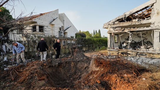 Viviendas da&ntilde;adas por un proyectil lanzado desde el L&iacute;bano, en Haniel, el centro de Israel