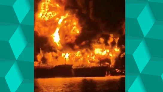 Un barco arde después de que embarcaciones iraníes cargadas atacaran dos petroleros en aguas iraquíes Un barco arde después de que embarcaciones iraníes cargadas atacaran dos petroleros en aguas iraquíes