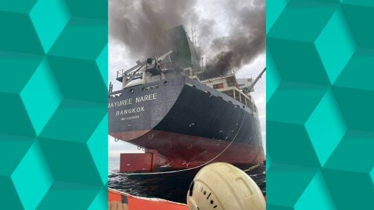 Un barco tailand&eacute;s en llamas en el Estrecho de Ormuz