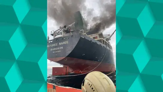 Un barco tailandés en llamas en el Estrecho de Ormuz Un barco tailandés en llamas en el Estrecho de Ormuz