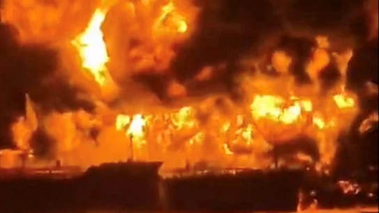 Un barco arde después de que fuera atacado en el estrecho de Ormuz a 12 de marzo de 2026 Un barco arde después de que fuera atacado en el estrecho de Ormuz a 12 de marzo de 2026