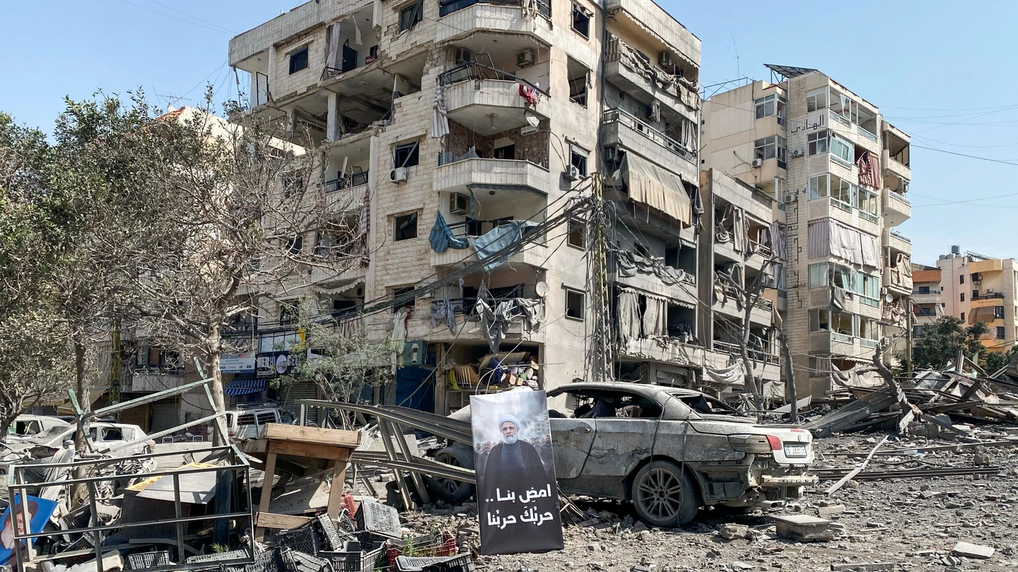 Una pancarta con la imagen del líder de Hizbulá, Naim Qassem, junto a edificios dañados tras los ataques israelíes Una pancarta con la imagen del líder de Hizbulá, Naim Qassem, junto a edificios dañados tras los ataques israelíes