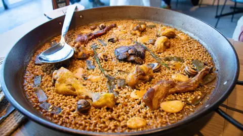 Paella valenciana Paella valenciana