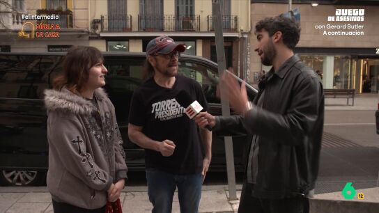 El director se enfrenta a la opini&oacute;n de la gente en 'D&iacute;selo a la cara'. &iquest;Recibir&aacute; muchos 'dardos' el actor? &iquest;Cambiar&aacute; la gente de opini&oacute;n cuando el actor salga de su escondite? Desc&uacute;brelo en el v&iacute;deo principal. 