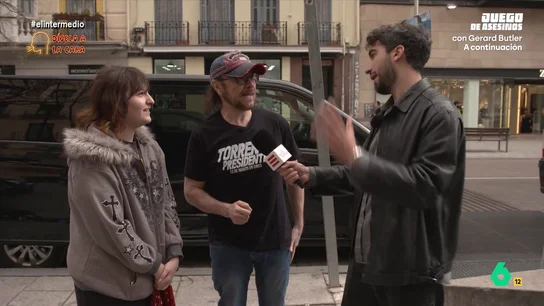 Una chica define a Santiago Segura como "el típico suegro petardo": "Me cae fatal" El director se enfrenta a la opinión de la gente en 'Díselo a la cara'. ¿Recibirá muchos 'dardos' el actor? ¿Cambiará la gente de opinión cuando el actor salga de su escondite? Descúbrelo en el vídeo principal.