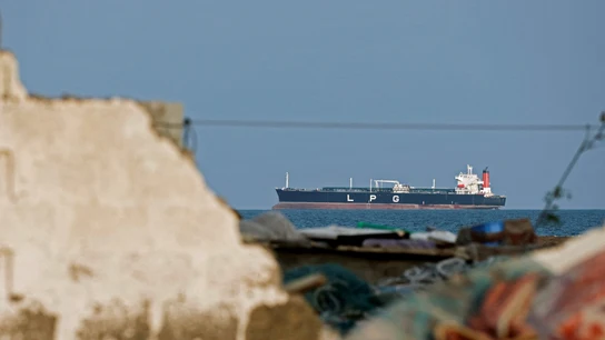 Un petrolero de gas GLP anclado mientras el tráfico disminuye en el Estrecho de Ormuz Un petrolero de gas GLP anclado mientras el tráfico disminuye en el Estrecho de Ormuz