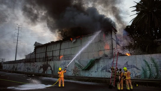 Bomberos intentan apagar el fuego producido por el impacto de un misil iraní en Holon, el centro de Israel Bomberos intentan apagar el fuego producido por el impacto de un misil iraní en Holon, el centro de Israel