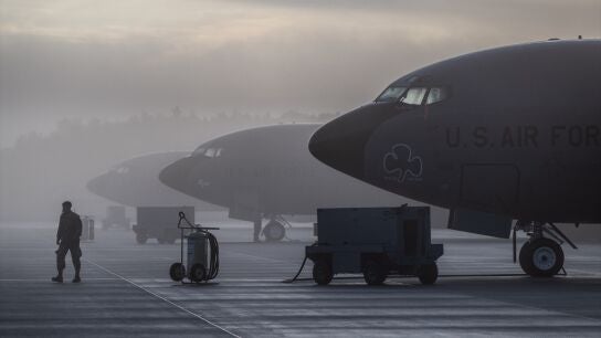 Aviones cisterna KC-135 Stratotanker en la niebla matutina en la base a&eacute;rea estadounidense de Spangdahlem.