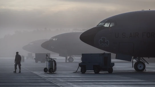 Aviones cisterna KC-135 Stratotanker en la niebla matutina en la base aérea estadounidense de Spangdahlem. Aviones cisterna KC-135 Stratotanker en la niebla matutina en la base aérea estadounidense de Spangdahlem.