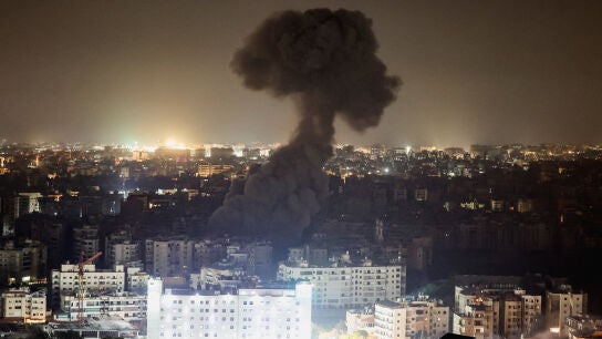 Una columna de humo cubre el horizonte de la ciudad de Beirut, L&iacute;bano, tras sufrir ataques israel&iacute;es.