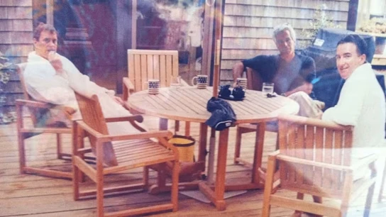 El príncipe Andrés, en albornoz junto a Jeffrey Epstein El príncipe Andrés, en albornoz junto a Jeffrey Epstein