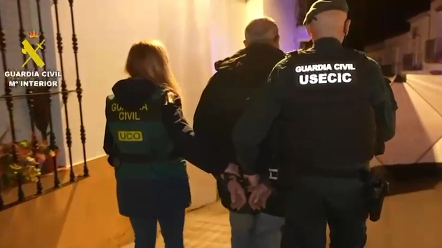 Imágenes de los registros llevados a cabo en Hornacho (Badajoz) por el que se hayan detenidos dos hermanos por la muerte de Francisca Cadenas Imágenes de los registros llevados a cabo en Hornacho (Badajoz) por el que se hayan detenidos dos hermanos por la muerte de Francisca Cadenas
