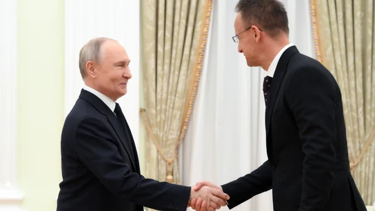 El presidente ruso, Vladimir Putin, y el ministro de Asuntos Exteriores húngaro, Peter Szijjarto, se estrechan la mano antes de una reunión en Moscú, Rusia, el 4 de febrero de 2026. El presidente ruso, Vladimir Putin, y el ministro de Asuntos Exteriores húngaro, Peter Szijjarto, se estrechan la mano antes de una reunión en Moscú, Rusia, el 4 de febrero de 2026.
