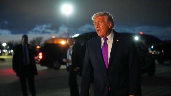 El presidente de Estados Unidos, Donald Trump, atiende a los medios de comunicaci&oacute;n tras aterrizar en Washington