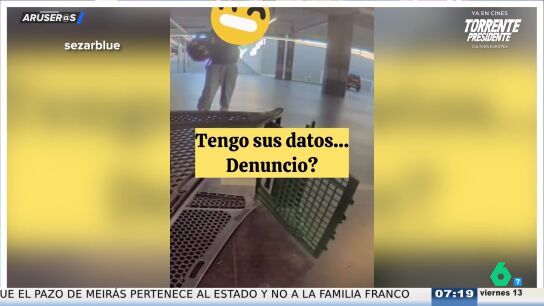 El v&iacute;deo de unos chicos impactando con un carrito de supermercado contra un Tesla que abre debate en redes
