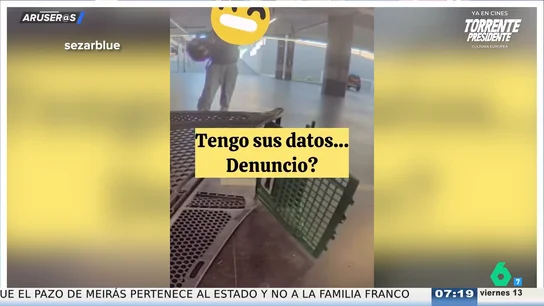 El vídeo de unos chicos impactando con un carrito de supermercado contra un Tesla que abre debate en redes El vídeo de unos chicos impactando con un carrito de supermercado contra un Tesla que abre debate en redes