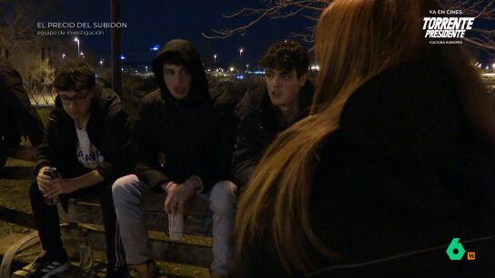 Equipo de Investigaci&oacute;n pregunta en un botell&oacute;n a los j&oacute;venes sobre el consumo de bebidas energ&eacute;ticas con alcohol. Algunos aseguran que "activa m&aacute;s que un refresco", mientras que otros avisan de que hay personas que han acabado en urgencias.