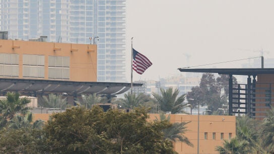 La bandera de Estados Unidos ondea en la Embajada de Estados Unidos en Bagdad.