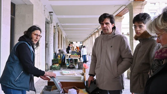 El candidato de IU-Sumar, Juan Gascón junto a su familia en el mercado agroecológico de Palencia, para visibilizar y defender los productos de calidad de la zona El candidato de IU-Sumar, Juan Gascón junto a su familia en el mercado agroecológico de Palencia, para visibilizar y defender los productos de calidad de la zona