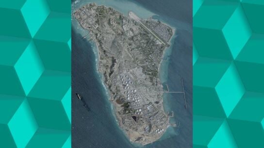 Una imagen satelital muestra una terminal petrolera en la isla de Kharg, Ir&aacute;n