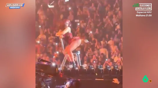 A Cardi B se le salen los implantes de las nalgas en pleno concierto: el sorprendente vídeo del momento A Cardi B se le salen los implantes de las nalgas en pleno concierto: el sorprendente vídeo del momento