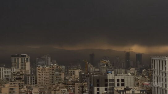 Teher&aacute;n convive con una nube negra t&oacute;xica tras el inicio del conflicto con Israel y EEUU.