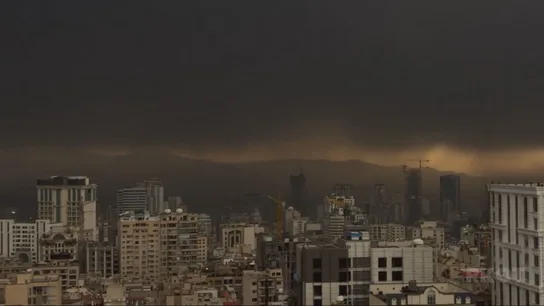 Teherán convive con una nube negra tóxica tras el inicio del conflicto con Israel y EEUU. Teherán convive con una nube negra tóxica tras el inicio del conflicto con Israel y EEUU.