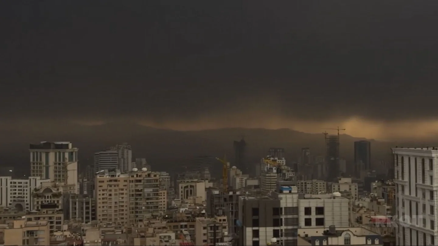 Teherán convive con una nube negra tóxica tras el inicio del conflicto con Israel y EEUU. Teherán convive con una nube negra tóxica tras el inicio del conflicto con Israel y EEUU.