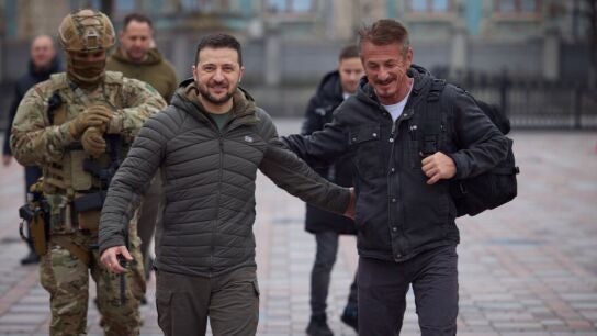 Sean Penn, junto al presidente de Ucrania, Volod&iacute;mir Zelenski, durante una visita en 2022