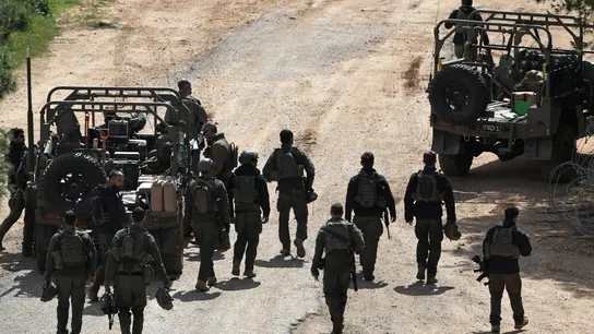 Soldados israelíes se congregan en una posición no revelada a lo largo de la frontera entre Israel y Líbano, en el norte de Israel, este lunes. Soldados israelíes se congregan en una posición no revelada a lo largo de la frontera entre Israel y Líbano, en el norte de Israel, este lunes.