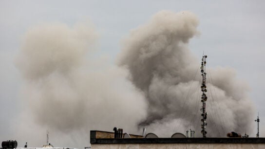 Humo tras un ataque israel&iacute; en Teher&aacute;n, Ir&aacute;n, el 16 de marzo de 2026.