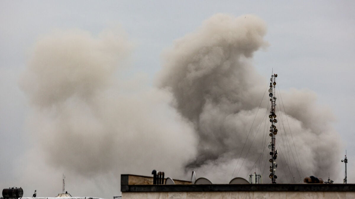 Irán denuncia violaciones del alto el fuego: anuncia el derribo de un dron y critica un ataque contra una refinería