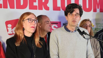 El candidato de IU, Juan Gasc&oacute;n, comparece ante los medios para comentar los resultados electorales tras los comicios en Castilla y Le&oacute;n