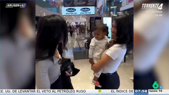 La curiosa reacci&oacute;n de un beb&eacute; cuando ve por primera vez a la hermana gemela de su madre: "Est&aacute; alucinando"