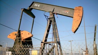 Imagen de archivo de unas bombas de extracci&oacute;n en un campo petrol&iacute;fero