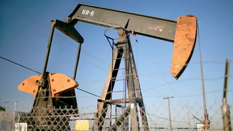 Imagen de archivo de unas bombas de extracción en un campo petrolífero Imagen de archivo de unas bombas de extracción en un campo petrolífero