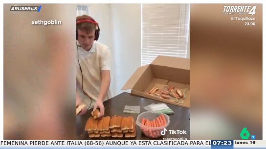 Se hace viral por 'cocinar' perritos calientes para subsistir durante dos meses: "Para comer, cenar y merendar, salchichas"