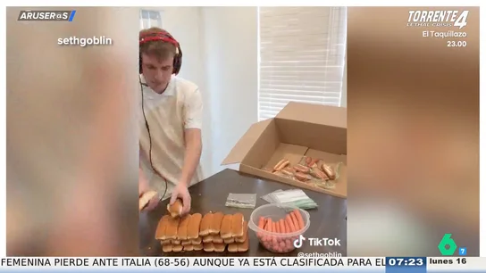 Se hace viral por 'cocinar' perritos calientes para subsistir durante dos meses: "Para comer, cenar y merendar, salchichas" Se hace viral por 'cocinar' perritos calientes para subsistir durante dos meses: "Para comer, cenar y merendar, salchichas"