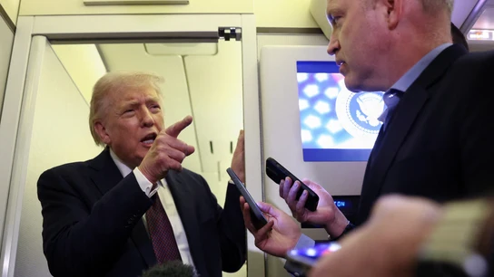 El presidente de EEUU, Donald Trump, señala a un periodista a bordo del Air Force One El presidente de EEUU, Donald Trump, señala a un periodista a bordo del Air Force One