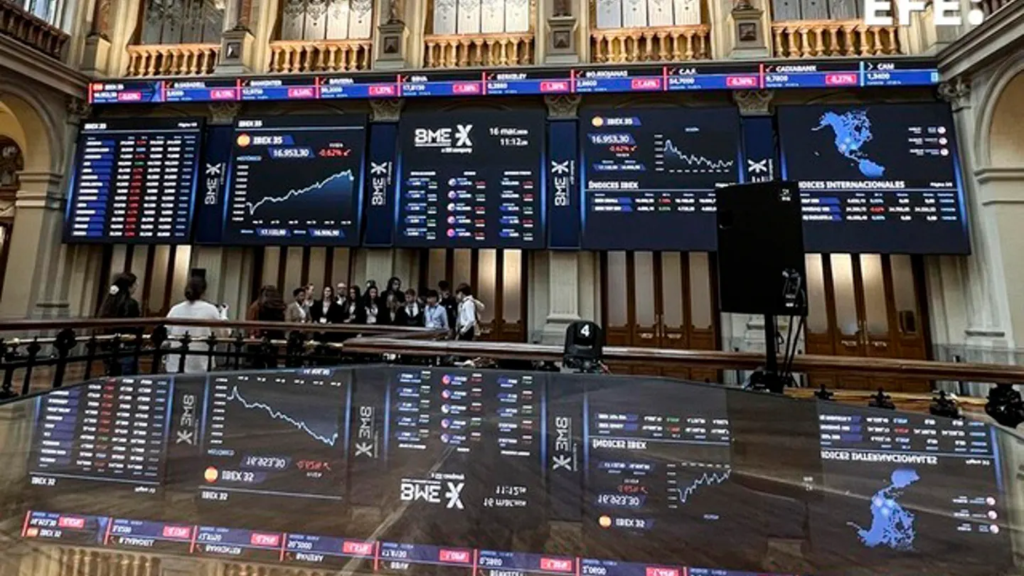 El Ibex 35 cierra plano y salva los 17.000 enteros con el petróleo estable por encima de los 100 dólares. El Ibex 35 cierra plano y salva los 17.000 enteros con el petróleo estable por encima de los 100 dólares.