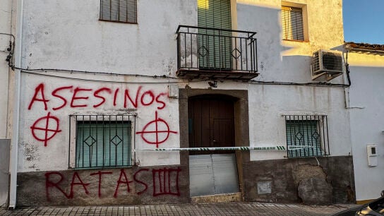 Fachada de la vivienda situada en la localidad pacense de Hornachos donde se encontraron los restos de Francisca Cadenas