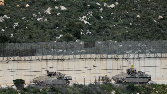 Veh&iacute;culos militares israel&iacute;es realizan maniobras en el lado israel&iacute; de la frontera con L&iacute;bano.