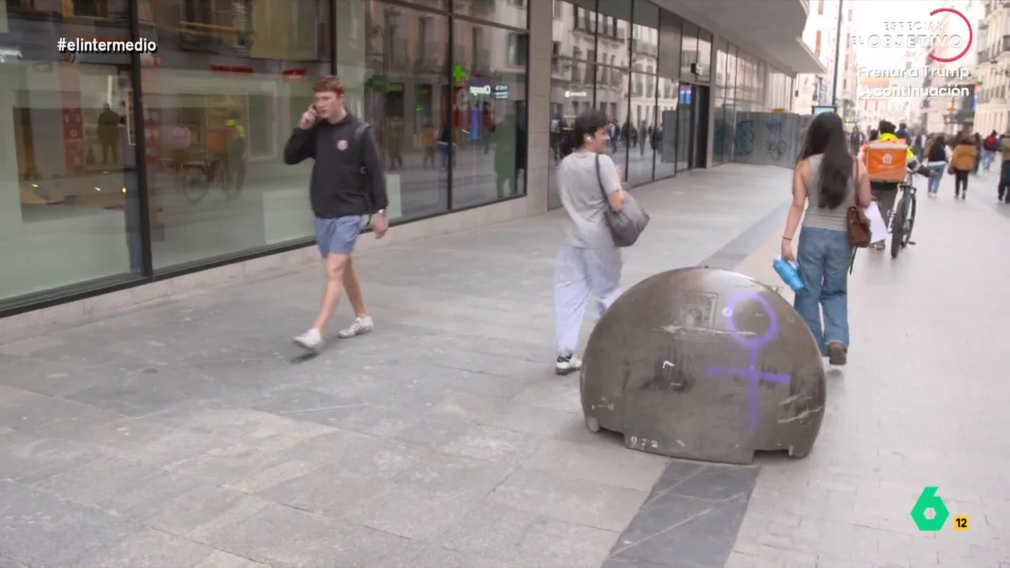 Un joven echa a correr cuando El Intermedio le 'propone' liderar la izquierda: "No, no" El programa ha salido a la calle para encontrar al nuevo líder de la izquierda. Descubre si El Intermedio ha conseguido su objetivo en el vídeo principal.