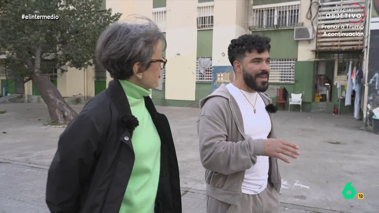Manuel Jiménez cuenta por qué comenzó a grabar vídeos de las 3.000 viviendas: "Quería mostrar lo que era la vida, el día a día" Manuel, a través de los vídeos que publica en sus redes sociales, ha dado a conocer como es este barrio de Sevilla. Como indica, mucha gente, cuando les habla sobre las 3.000, "se espera lo peor", y buscaba dar la vuelta ese pensamiento.