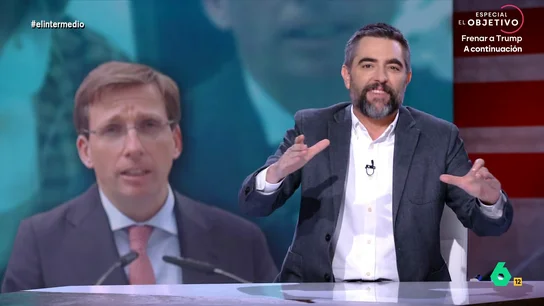 Dani Mateo, sobre la paloma que se ha cagado en la cabeza de Almeida: "El PSOE le ha ofrecido ser cabeza de lista" Dani Mateo reacciona en este vídeo al momento en el que José Luis Martínez-Almeida recibe una cagada de paloma durante un discurso. "La paloma no le ha cagado, le ha soltado un dron", apunta por su parte Wyoming.